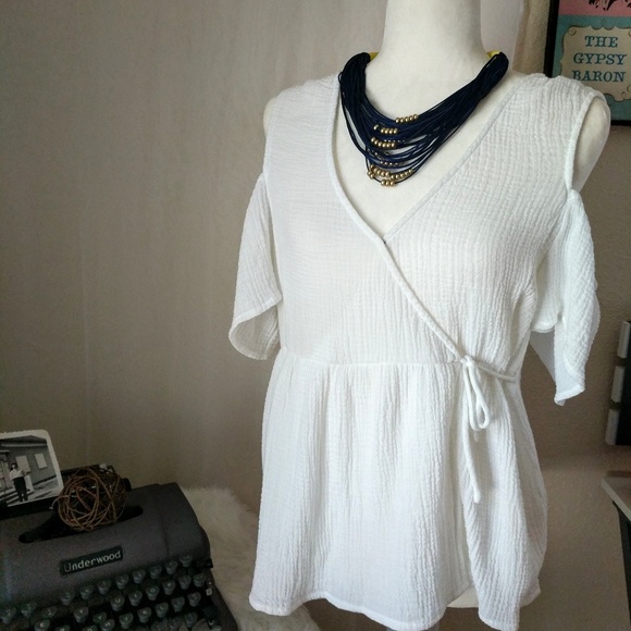 *Sold*NWT🍀Lucky Brand Cold Shoulder Wrap Top Sz S - Picture 3 of 7